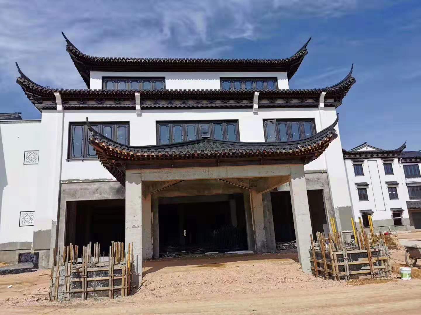 洛阳仿古建筑铝合金门窗.jpg