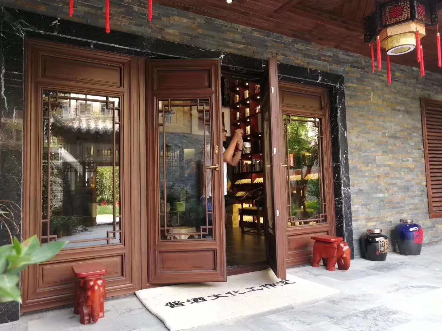 仿古铝合金木纹门窗厂家.jpg