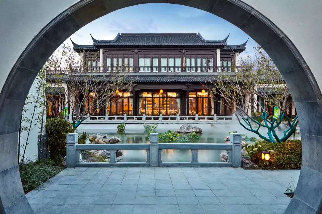 别墅仿古方格门窗，不负风景不负生活.jpg