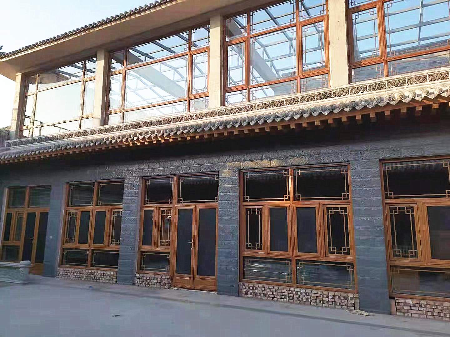 重庆仿原木门窗，仿木纹装饰更逼真.jpg